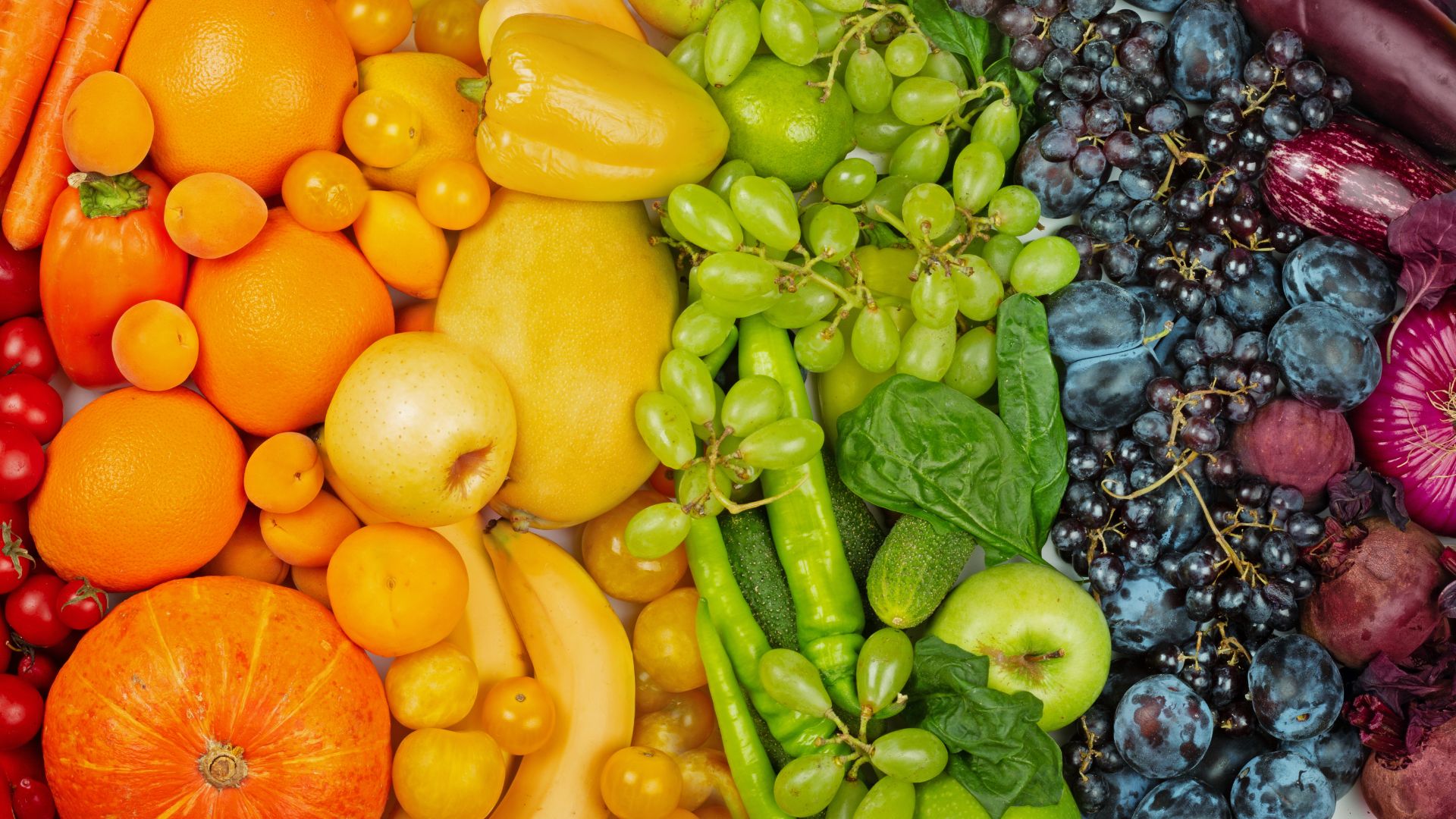 Prodotti ortofrutticoli: uva, cipolla di tropea, albicocche, mele, zucca, banane, pomodorini, susine stanley, melanzana, agrumi. L'immagine è a scopo indicativo dei prodotti trasportati da Gennarini.