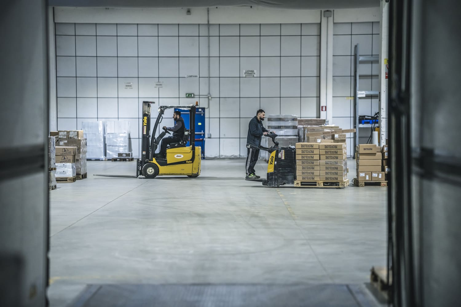 Consegna merci alimentari in centro distribuzione Italia