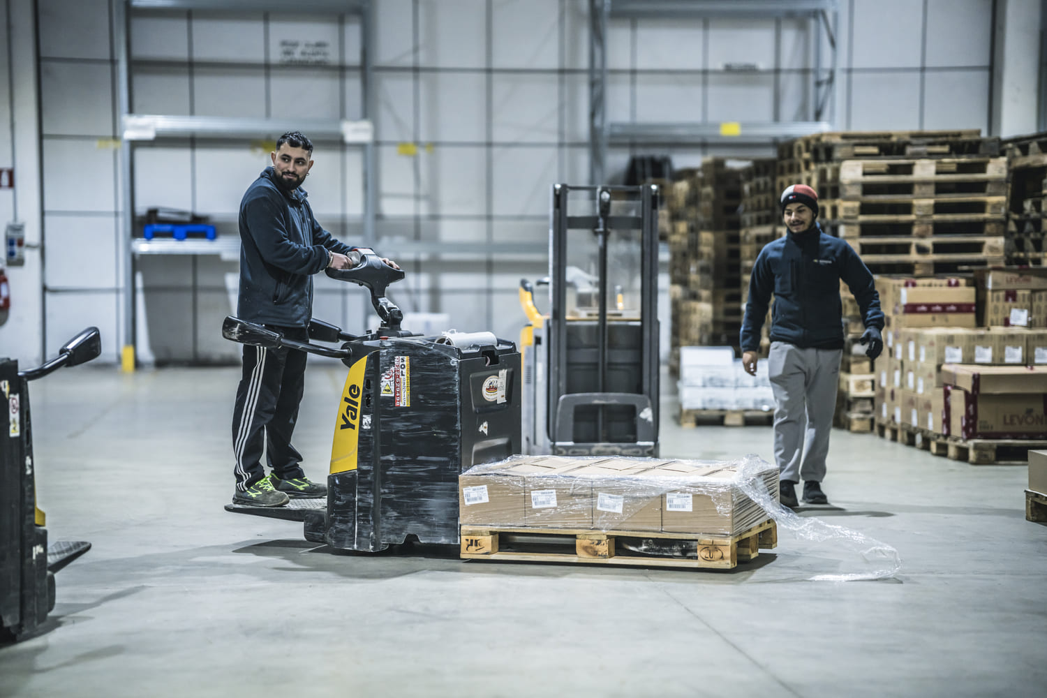 Scarico merci in magazzino refrigerato Gennarini