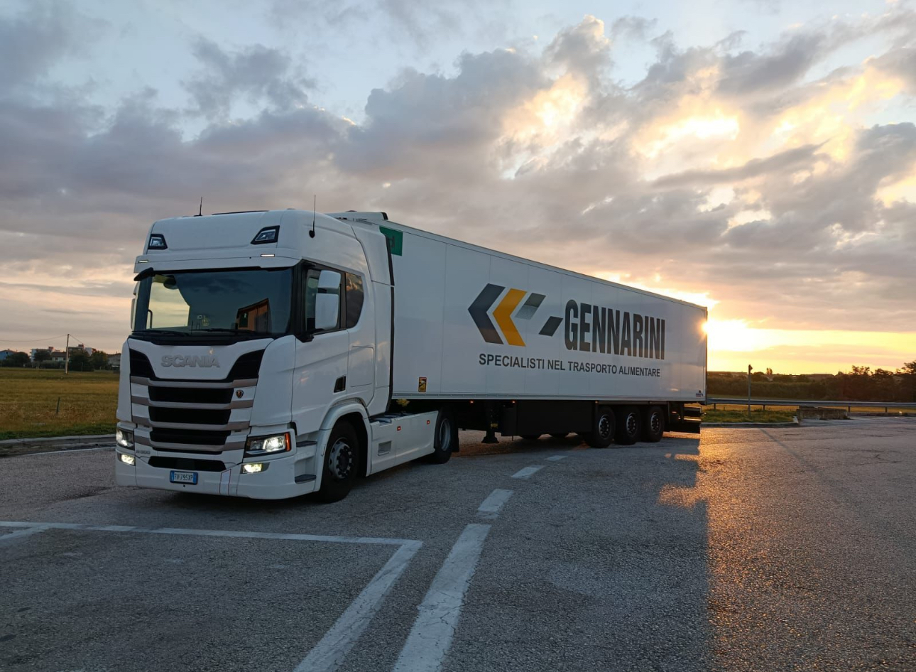 gennarini trasporti alimentari camion con logo